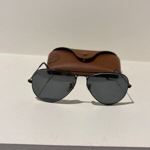 Ray-Ban Black Aviator Sunglasses with logo case